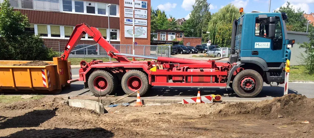 Erdarbeiten mit Kipper und Bagger