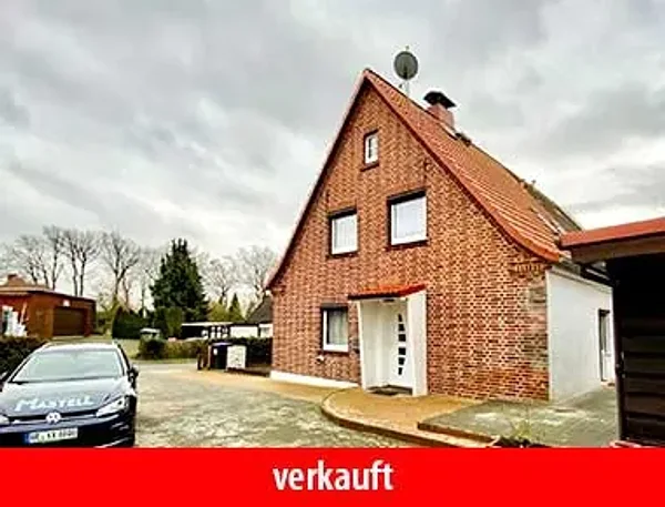 Vermitteltes Wohnhaus mit Nebengebäude