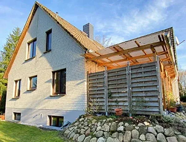 Vermitteltes Haus mit Anbau