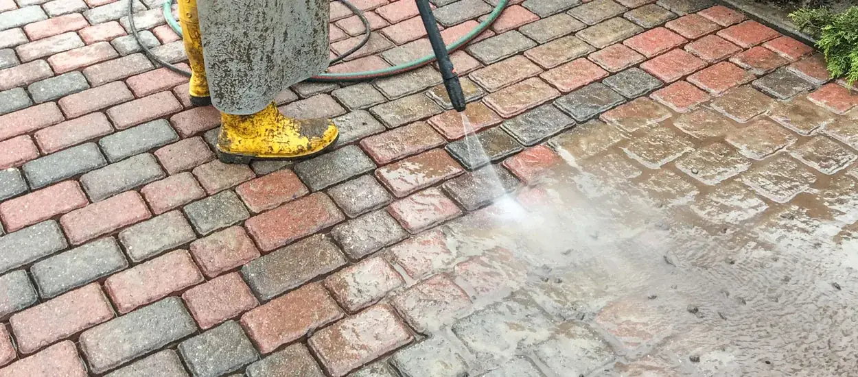 Kleines Reinigungsfahrzeug mit Anhänger