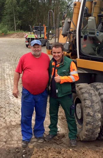 Zwei Mitarbeiter auf der Baustelle