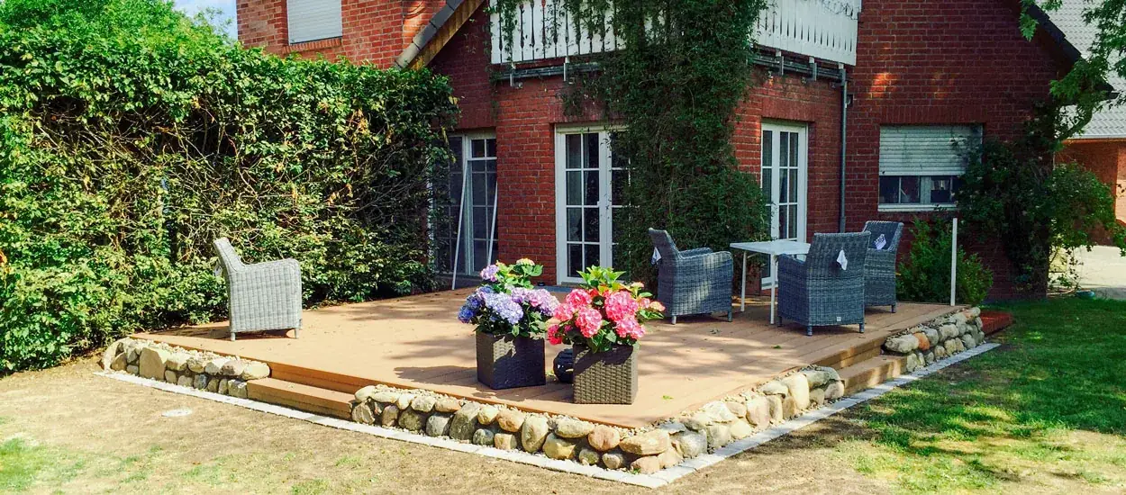 Terrasse mit Sitzplatz und Bepflanzung